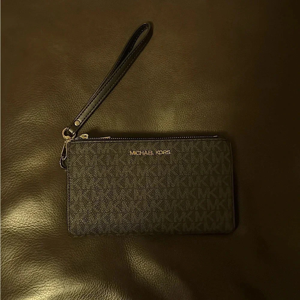 Michael Kors Travel Wristlet Black interior